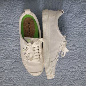 Cariuma OCA White Sneaker - Womens size 10